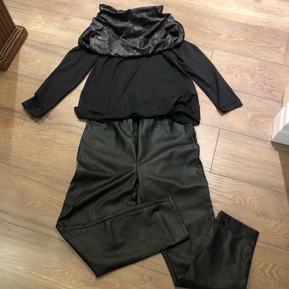 🇨🇦Black Top with Large Metallic adjustable cowl neck , size M/L - Picture 5 of 10